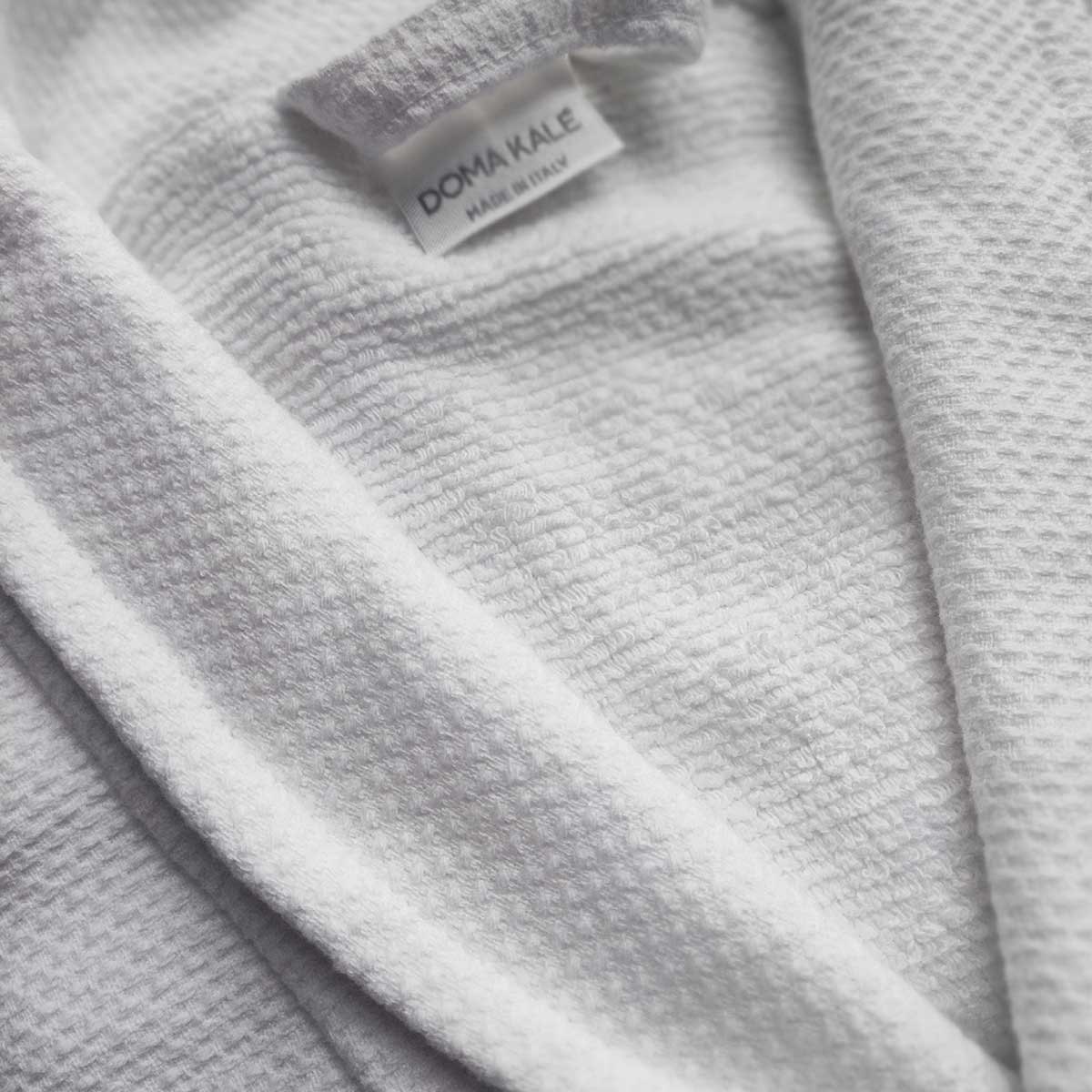 accappatoio-di-lusso-unisex-morbido-per-hotel-puro-cotone-bianco-lavorazione-piquet-senza-cappuccio-domakale