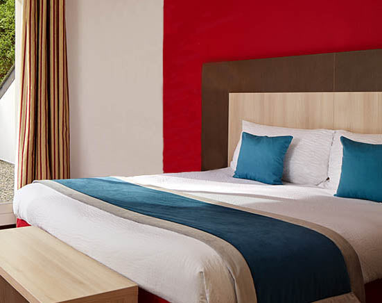 SET STOLA/RUNNER DA LETTO CON BORDO + CUSCINI ART. RIVER - Domakalè