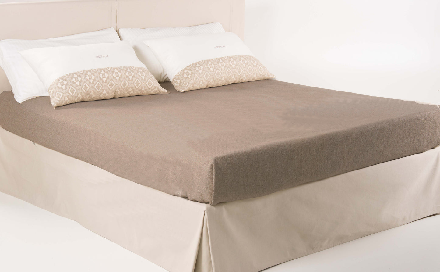 SIN ARTE DE COLCHA DE HIERRO. PALMA DORADA